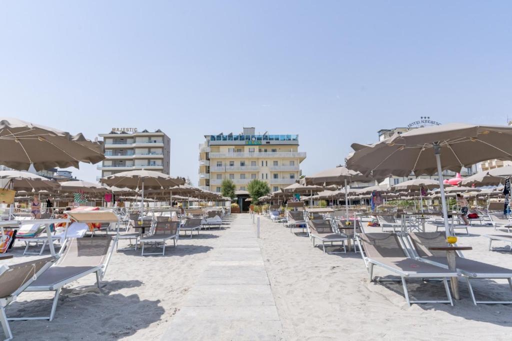 Hotel Byron Милано Мартима Екстериор снимка
