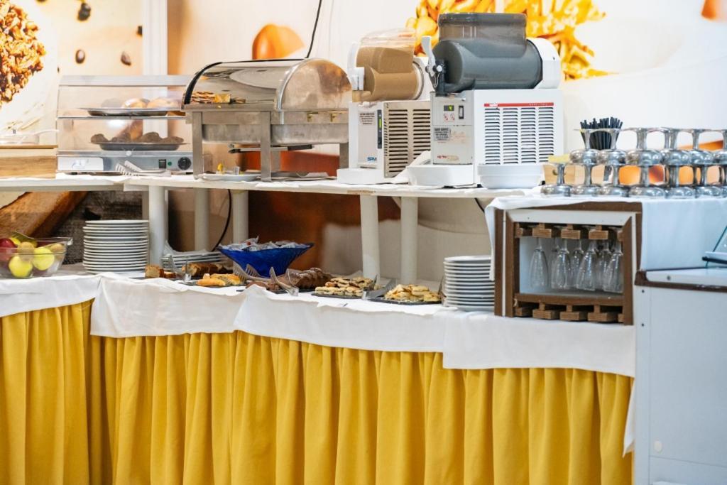 Hotel Byron Милано Мартима Екстериор снимка