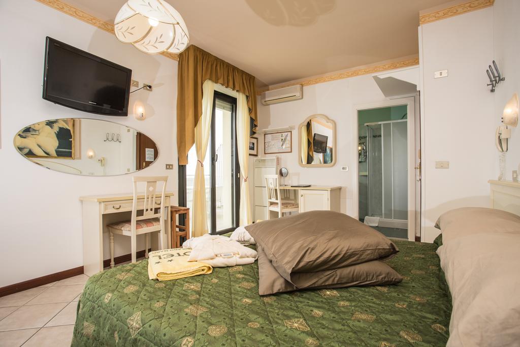 Hotel Byron Милано Мартима Екстериор снимка