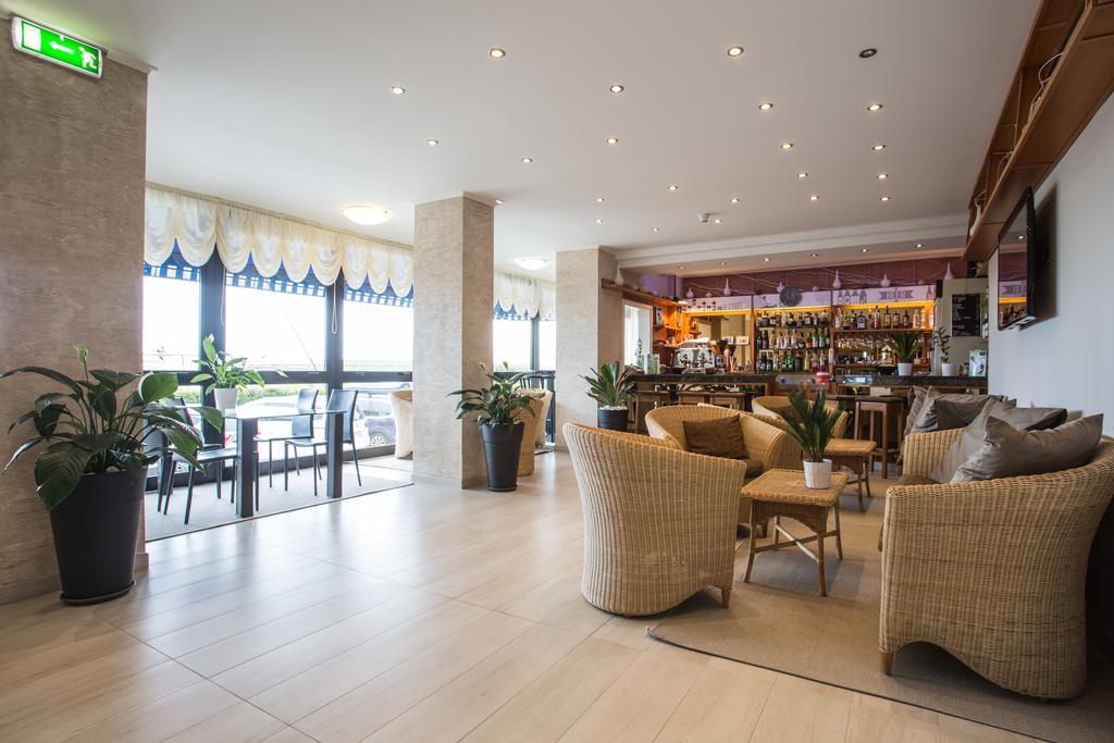Hotel Byron Милано Мартима Екстериор снимка