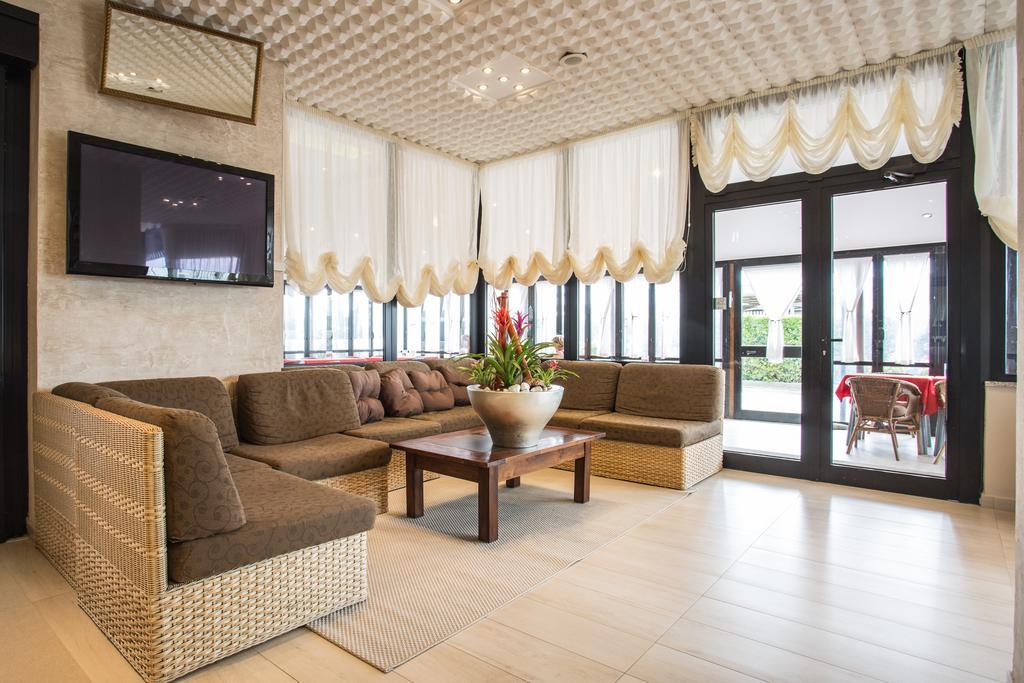 Hotel Byron Милано Мартима Екстериор снимка
