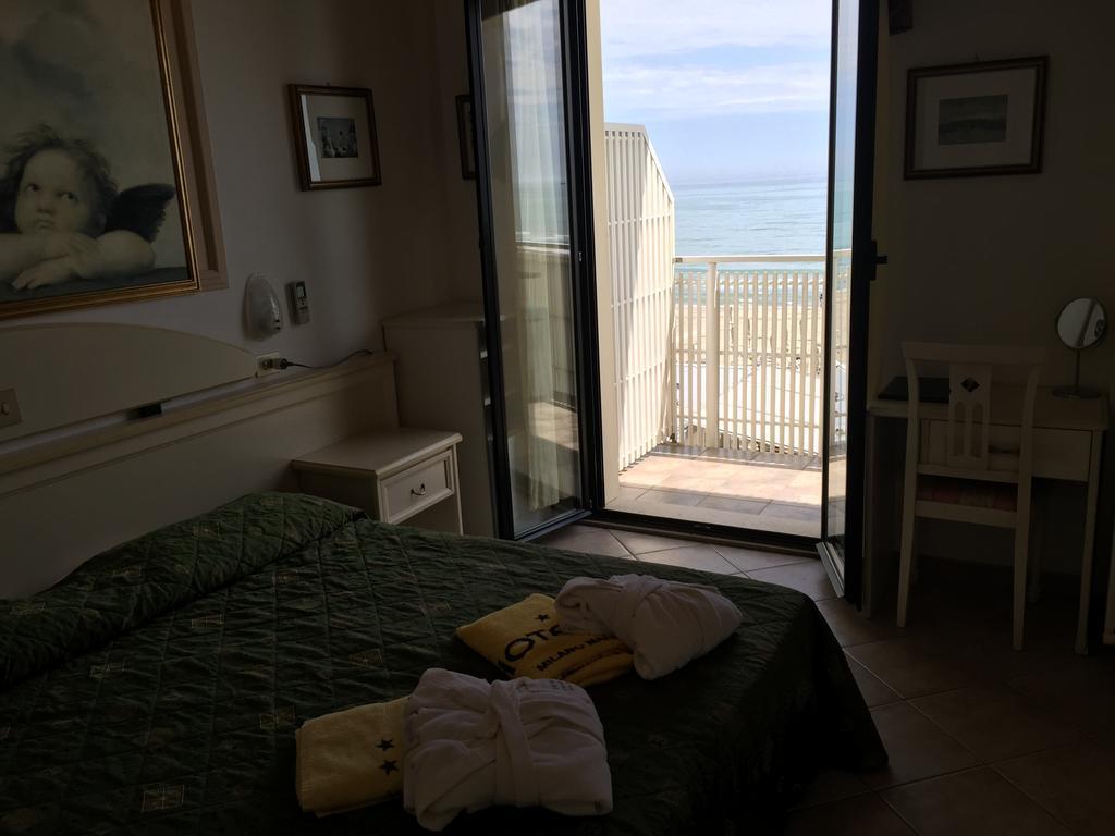 Hotel Byron Милано Мартима Екстериор снимка