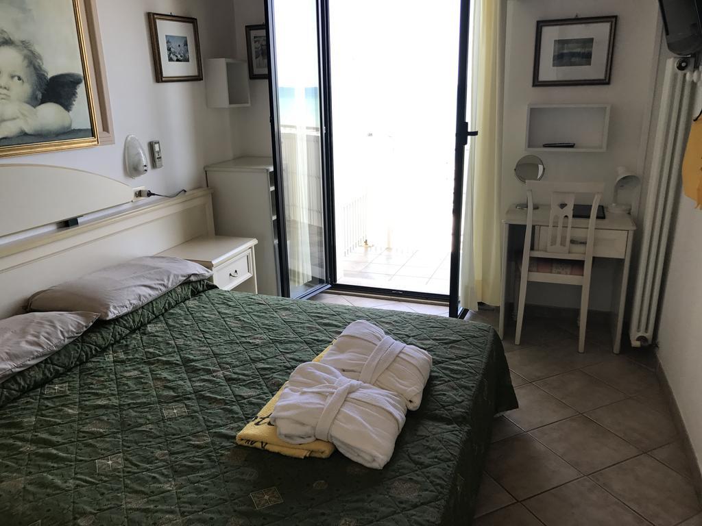 Hotel Byron Милано Мартима Екстериор снимка