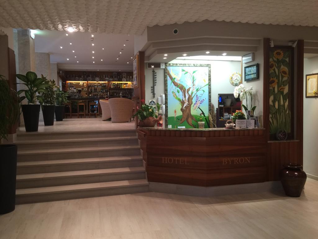 Hotel Byron Милано Мартима Екстериор снимка