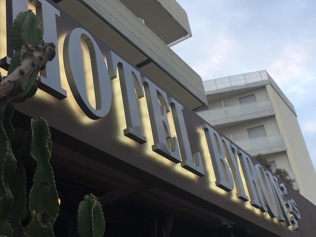 Hotel Byron Милано Мартима Екстериор снимка