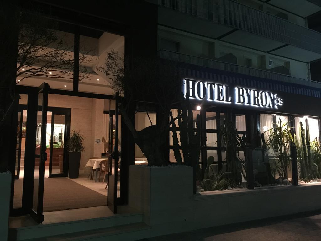 Hotel Byron Милано Мартима Екстериор снимка