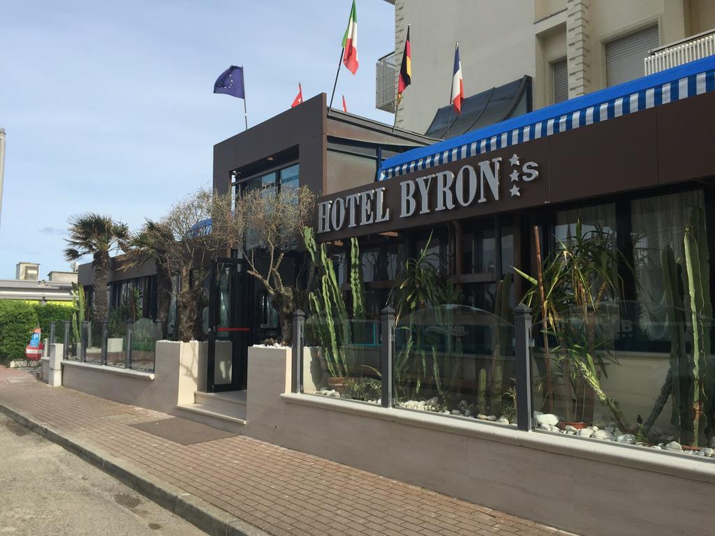 Hotel Byron Милано Мартима Екстериор снимка