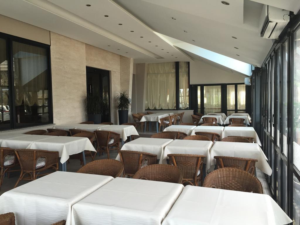 Hotel Byron Милано Мартима Екстериор снимка