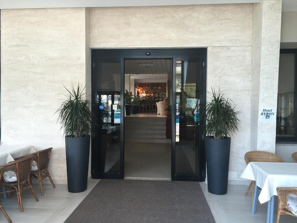 Hotel Byron Милано Мартима Екстериор снимка