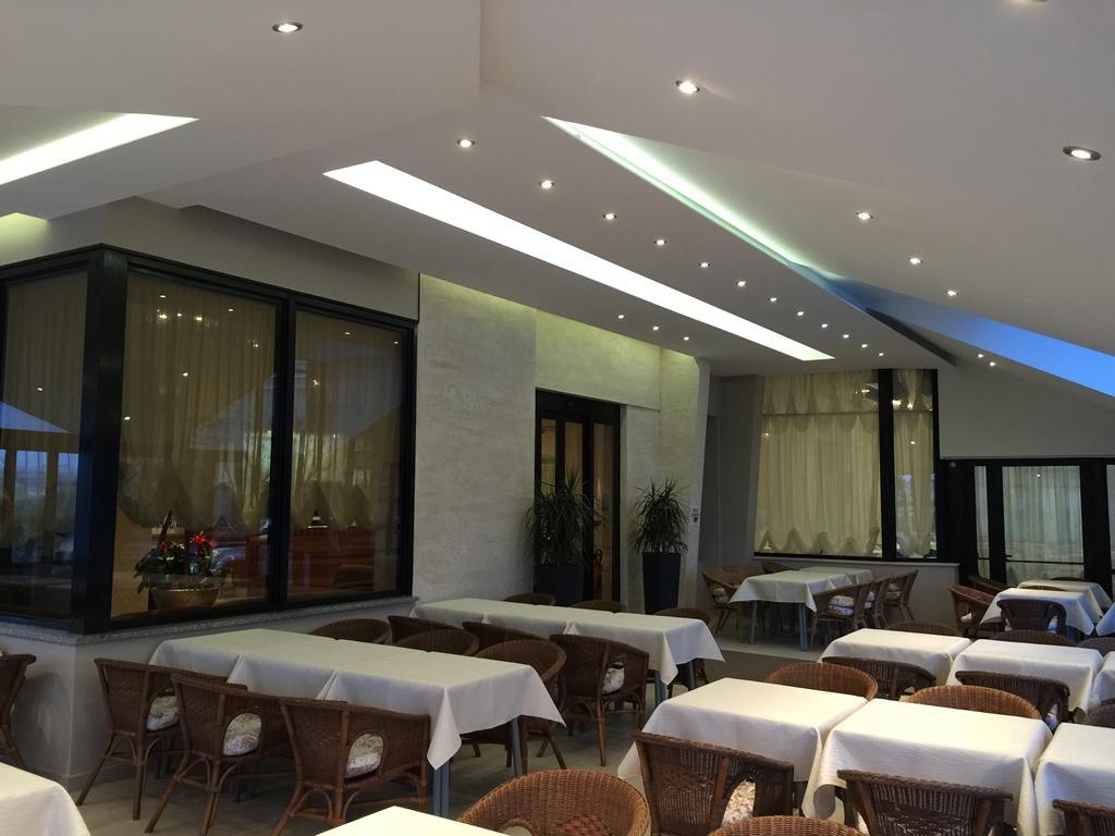 Hotel Byron Милано Мартима Екстериор снимка