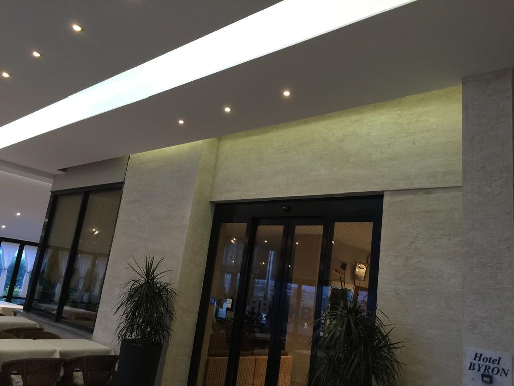 Hotel Byron Милано Мартима Екстериор снимка