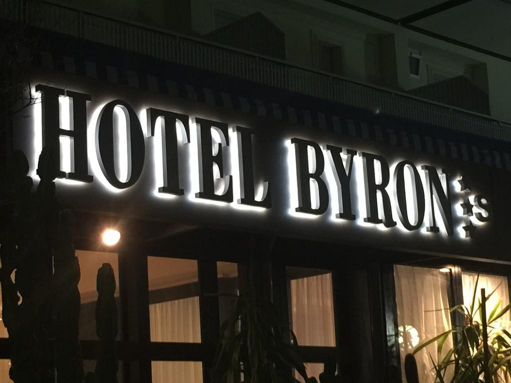 Hotel Byron Милано Мартима Екстериор снимка