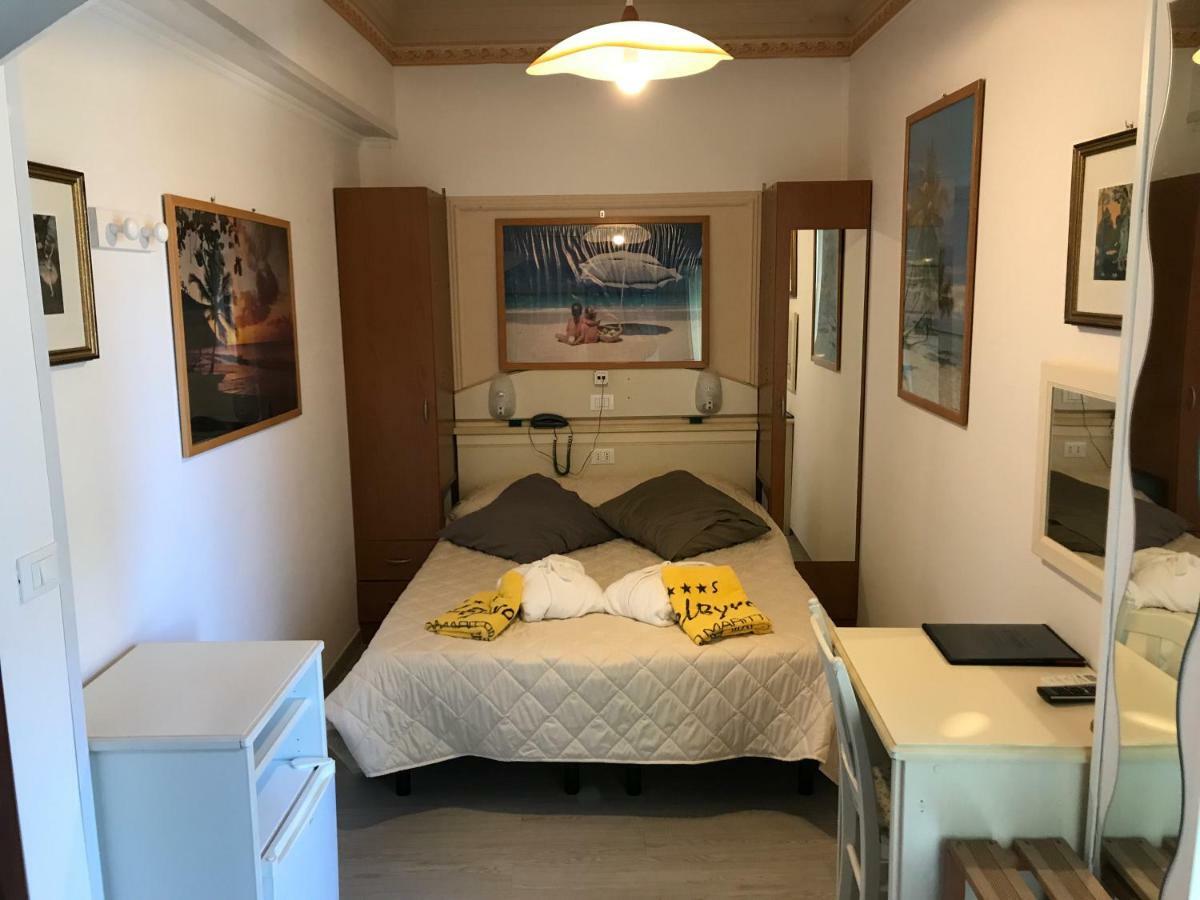 Hotel Byron Милано Мартима Екстериор снимка