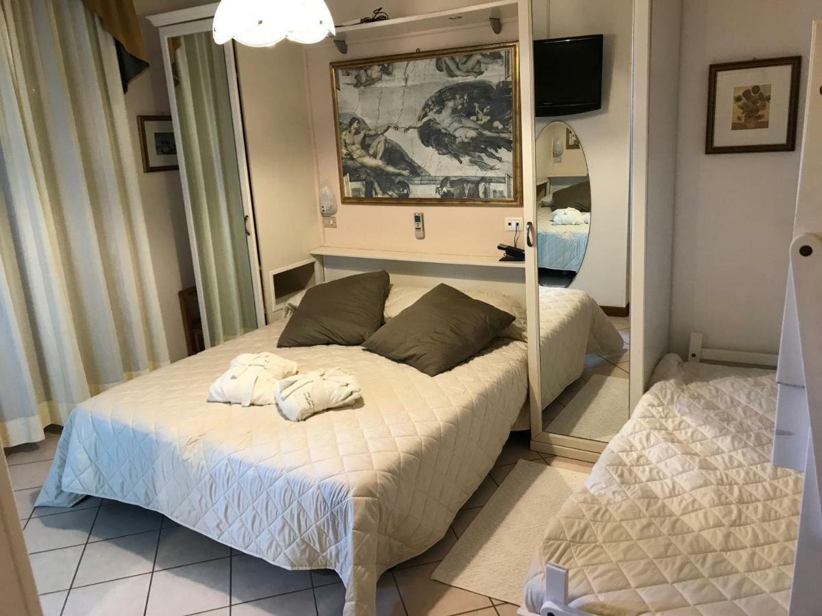 Hotel Byron Милано Мартима Екстериор снимка