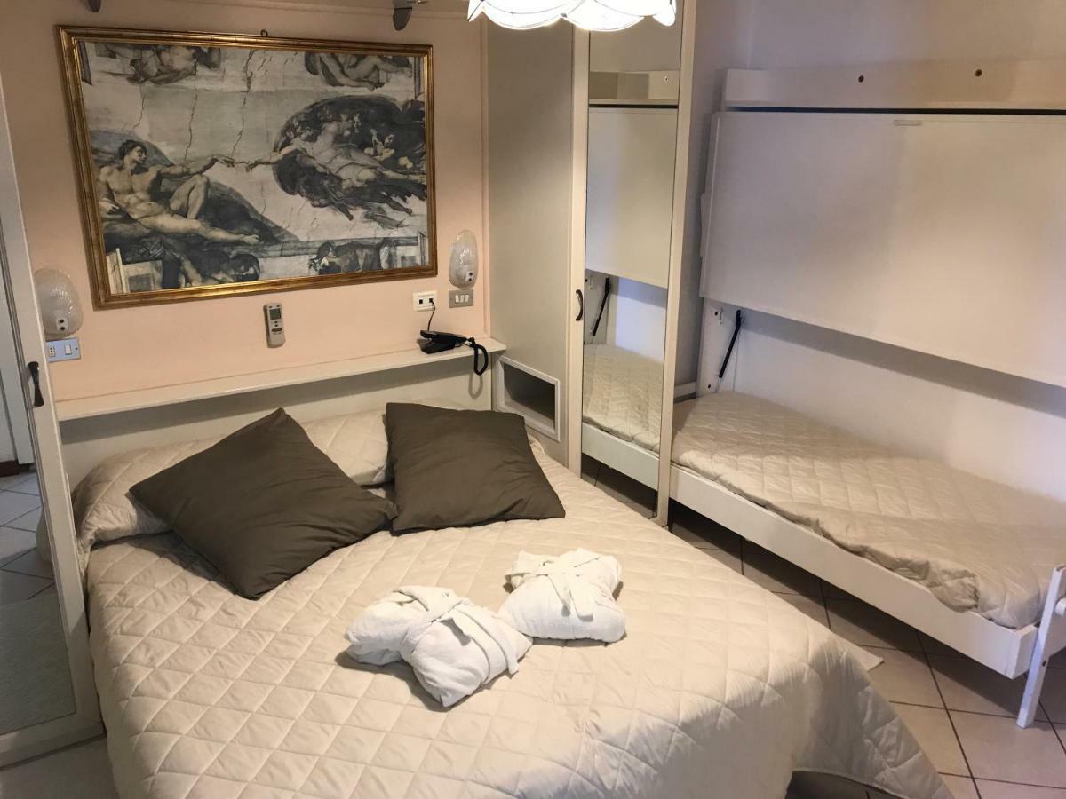 Hotel Byron Милано Мартима Екстериор снимка