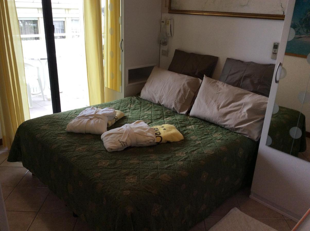 Hotel Byron Милано Мартима Екстериор снимка