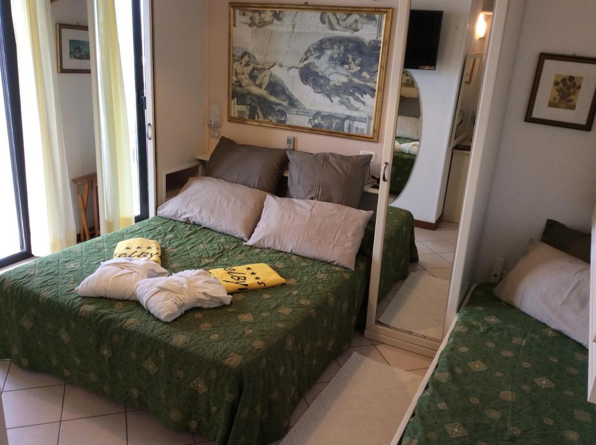 Hotel Byron Милано Мартима Екстериор снимка