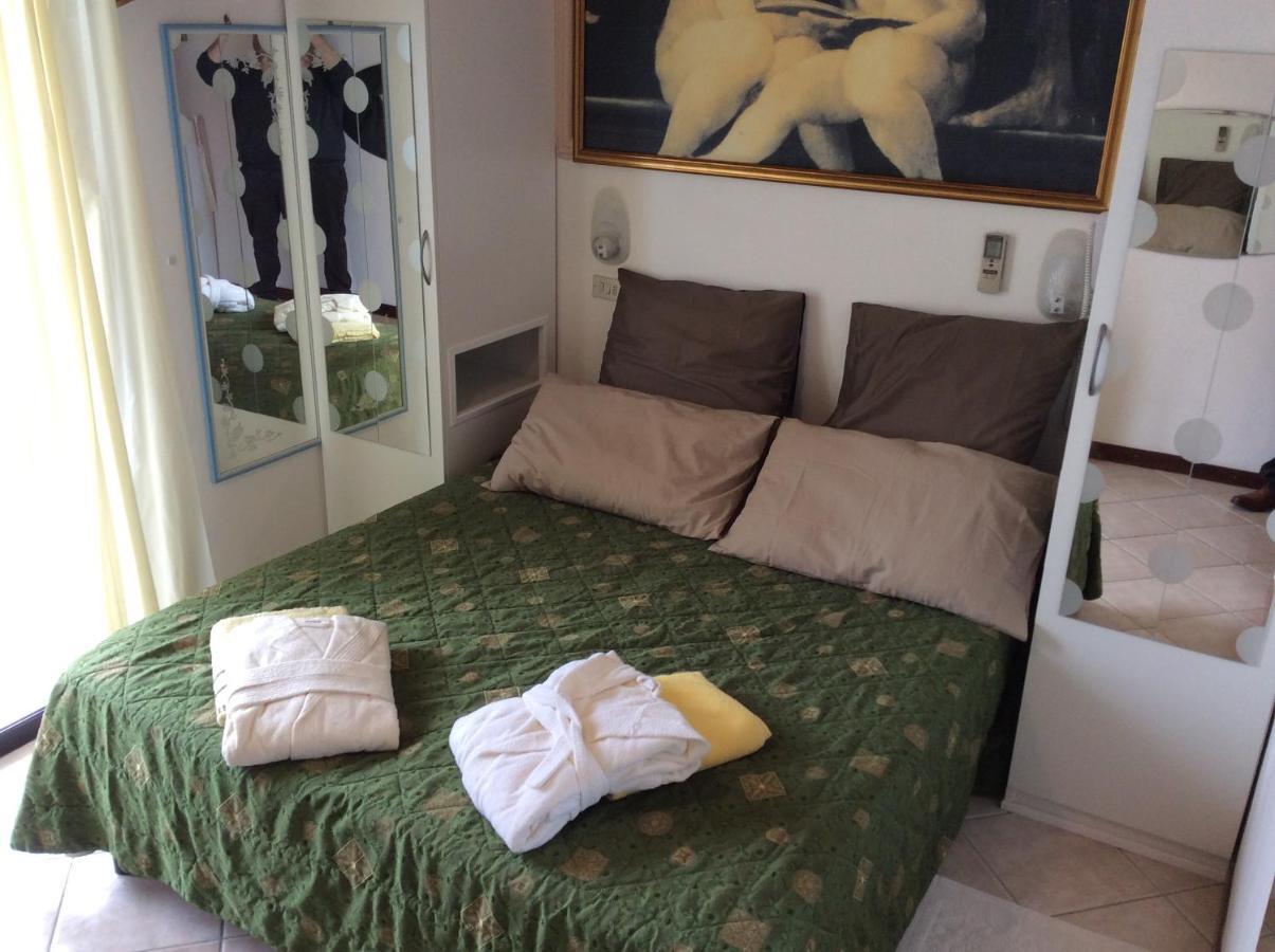 Hotel Byron Милано Мартима Екстериор снимка